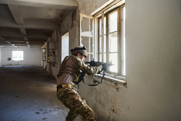 Soldado Profesional Realiza Una Peligrosa Misión Militar Edificio Abandonado — Foto de Stock