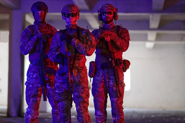 Soldatenteam Wandelen Stedelijke Omgeving Gekleurde Lichter — Stockfoto