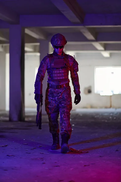 Profesyonel Bir Asker Neon Mavi Mor Işıklarla Aydınlatılmış Terk Edilmiş — Stok fotoğraf