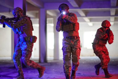  Bir grup profesyonel asker tehlikeli bir binada yangınla çevrili tehlikeli bir kurtarma operasyonunu cesurca gerçekleştirdi.