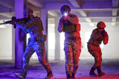  Bir grup profesyonel asker tehlikeli bir binada yangınla çevrili tehlikeli bir kurtarma operasyonunu cesurca gerçekleştirdi.