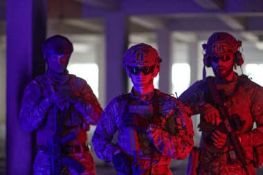 Asker ekibi şehir ortamında yürüyor. Renkli ışıklandırma.. 