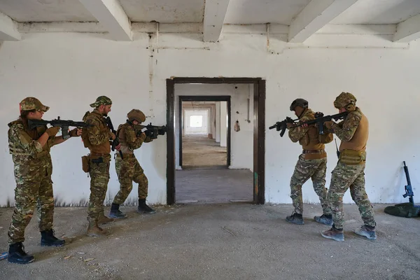 Gruppo Soldati Professionisti Esegue Coraggiosamente Una Pericolosa Missione Salvataggio Circondato — Foto Stock