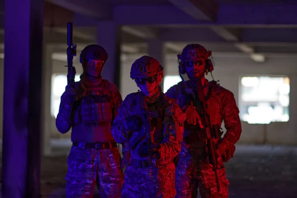 Equipe Esquadrão Soldado Andando Ambiente Urbano Colorido Lightis — Fotografia de Stock