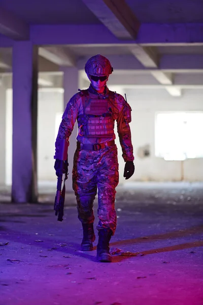 Profesjonalny Żołnierz Podejmuje Niebezpieczną Misję Opuszczonym Budynku Oświetlonym Neonowymi Niebieskimi — Zdjęcie stockowe