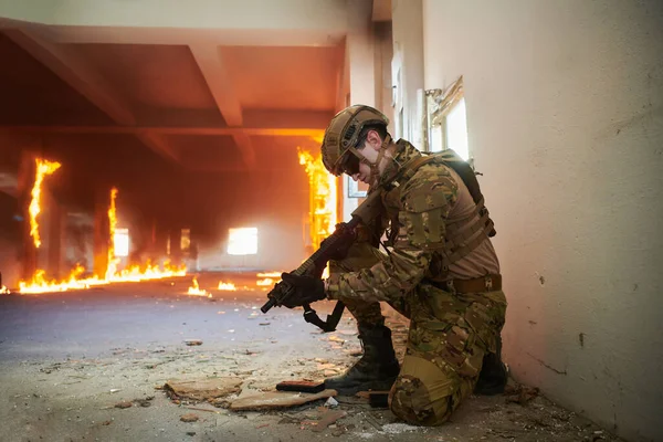 Soldat Einsatz Der Nähe Von Schaufenstermagazin Und Nehmen Deckung — Stockfoto
