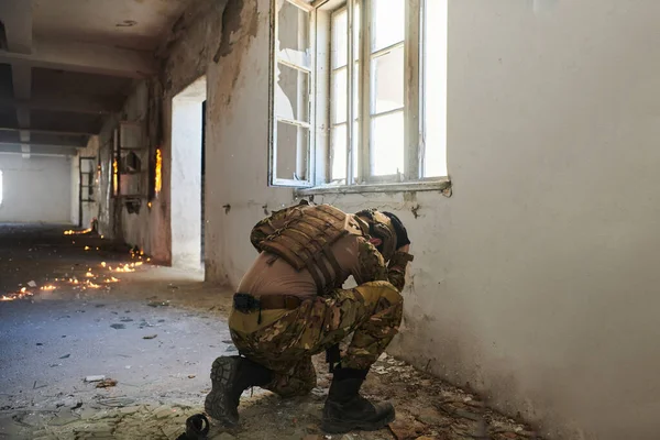 Professional Soldier Carries Out Dangerous Military Mission Abandoned Building — Stock Photo, Image