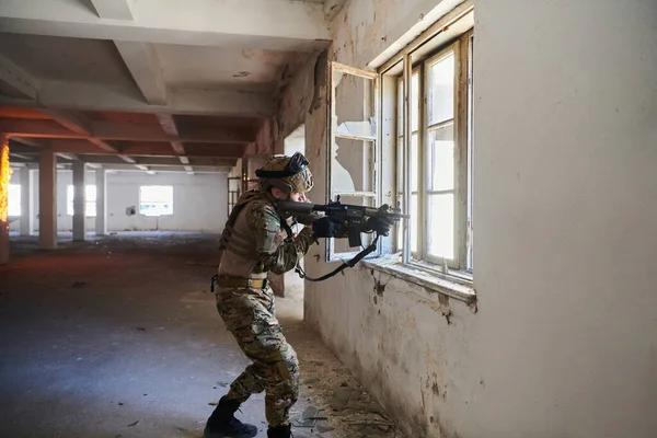 Soldat Professionnel Accomplit Une Mission Militaire Dangereuse Dans Bâtiment Abandonné — Photo