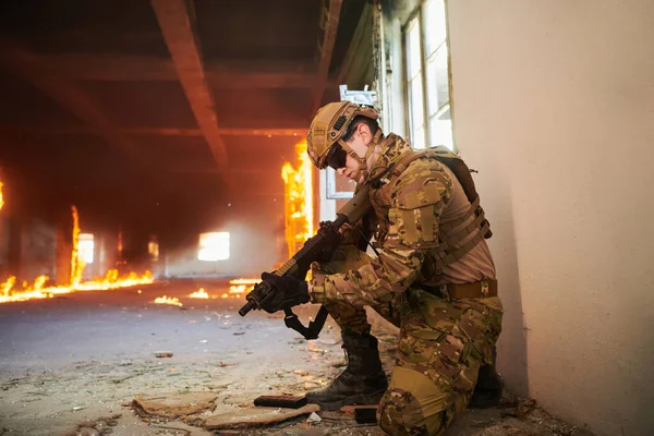 Soldat Einsatz Der Nähe Von Schaufenstermagazin Und Nehmen Deckung — Stockfoto