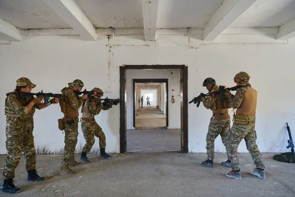 Grupp Professionella Soldater Utför Modigt Ett Farligt Räddningsuppdrag Omgivet Eld — Stockfoto