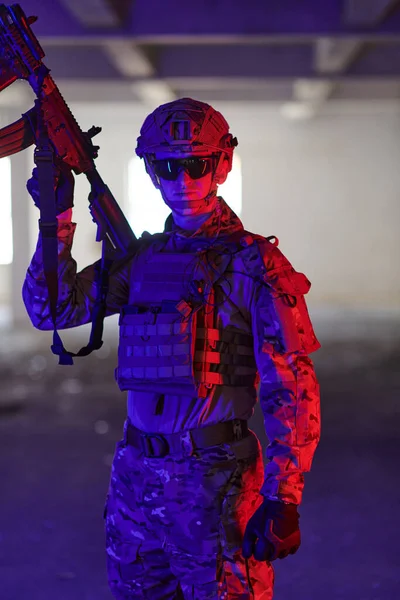 Soldat Professionnel Entreprend Une Mission Périlleuse Dans Bâtiment Abandonné Illuminé — Photo