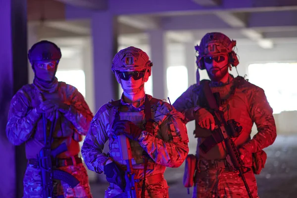 Équipe Soldats Marchant Dans Environnement Urbain Lumière Colorée — Photo