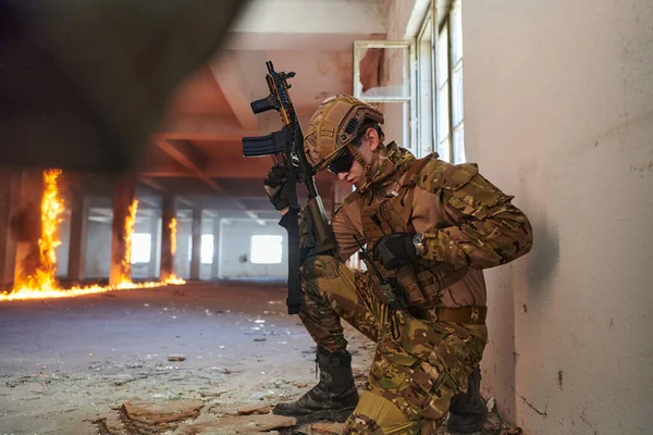 Asker Vitrin Değiştirme Şarjörünün Yanında Görev Yapıyor Saklanıyor — Stok fotoğraf