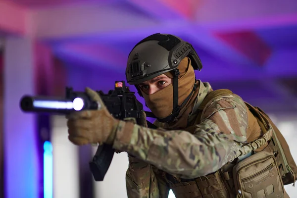 Profesyonel Bir Asker Neon Mavi Mor Işıklarla Aydınlatılmış Terk Edilmiş — Stok fotoğraf