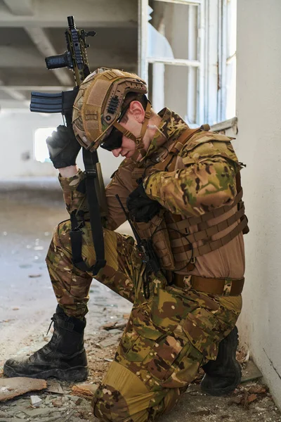 Soldat Aktion Nära Fönster Byta Tidning Och Skydd — Stockfoto