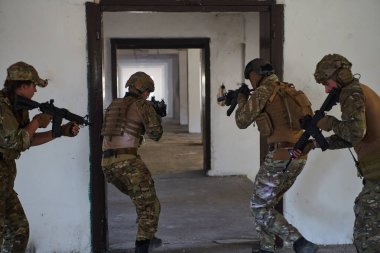  Bir grup profesyonel asker tehlikeli bir binada yangınla çevrili tehlikeli bir kurtarma operasyonunu cesurca gerçekleştirdi.