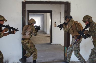  Bir grup profesyonel asker tehlikeli bir binada yangınla çevrili tehlikeli bir kurtarma operasyonunu cesurca gerçekleştirdi.