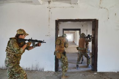 Bir grup profesyonel asker tehlikeli bir binada yangınla çevrili tehlikeli bir kurtarma operasyonunu cesurca gerçekleştirdi.