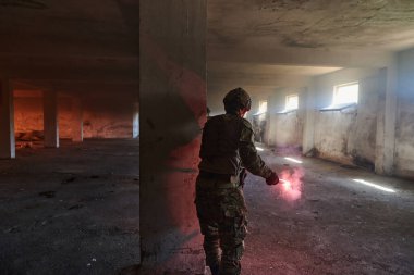  Bir grup profesyonel asker tehlikeli bir binada yangınla çevrili tehlikeli bir kurtarma operasyonunu cesurca gerçekleştirdi.