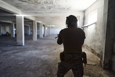Terk edilmiş bir binada profesyonel bir asker, bir savaş kampanyasında cesaret ve kararlılık gösteriyor.. 