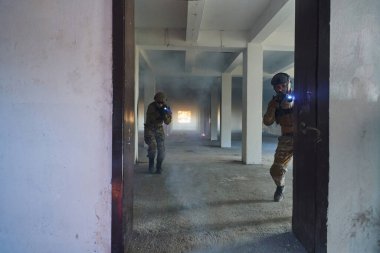 Bir grup profesyonel asker tehlikeli bir binada yangınla çevrili tehlikeli bir kurtarma operasyonunu cesurca gerçekleştirdi.