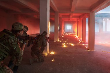 Profesyonel bir kameraman, bir grup yetenekli askerin terk edilmiş bir binanın içinde tehlikeli bir göreve giderken, hareketlerinin şüphe ve cesaretle dolu olduğu anları yakalar..