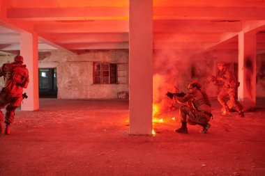  Bir grup profesyonel asker tehlikeli bir binada yangınla çevrili tehlikeli bir kurtarma operasyonunu cesurca gerçekleştirdi.