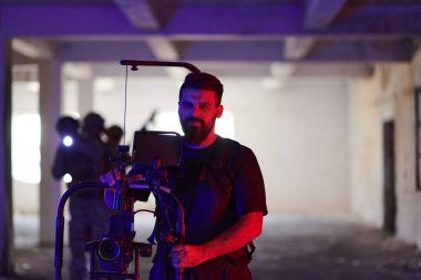 Profesyonel bir kameraman, bir grup yetenekli askerin terk edilmiş bir binanın içinde tehlikeli bir göreve giderken, hareketlerinin şüphe ve cesaretle dolu olduğu anları yakalar.. 