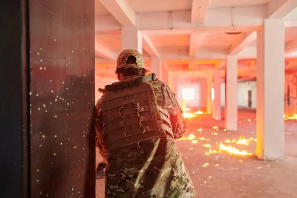 Grupa Zawodowych Żołnierzy Odważnie Wykonuje Niebezpieczną Misję Ratunkową Otoczona Ogniem — Zdjęcie stockowe