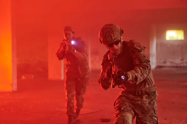 Μια Ομάδα Επαγγελματιών Στρατιωτών Εκτελεί Γενναία Μια Επικίνδυνη Αποστολή Διάσωσης — Φωτογραφία Αρχείου