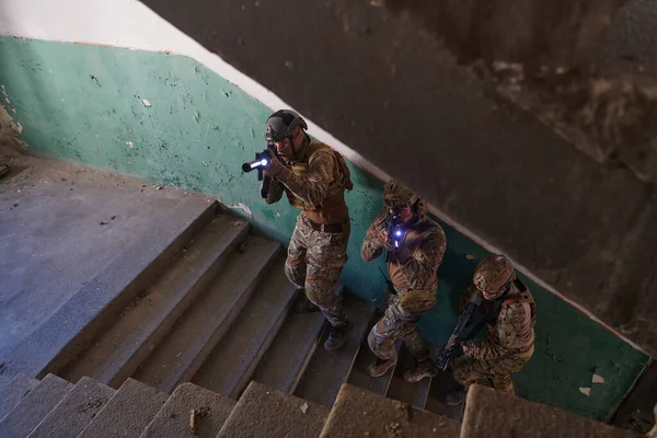 Eine Gruppe Von Berufssoldaten Führt Tapfer Eine Gefährliche Rettungsaktion Durch — Stockfoto