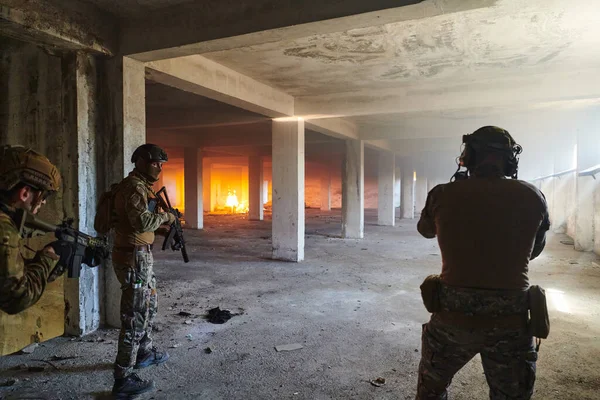 군인들 건물에서 화재로 둘러싸여 용감하게 임무를 수행하고 — 스톡 사진