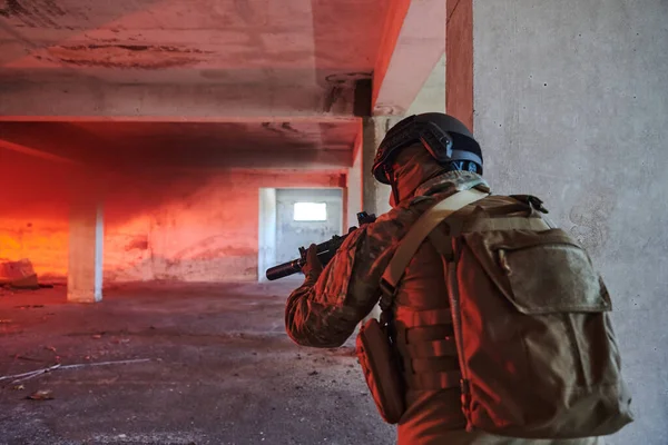 Bir Grup Profesyonel Asker Tehlikeli Bir Binada Yangınla Çevrili Tehlikeli — Stok fotoğraf
