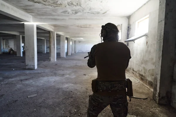 Soldado Profesional Edificio Abandonado Muestra Valentía Determinación Una Campaña Guerra — Foto de Stock