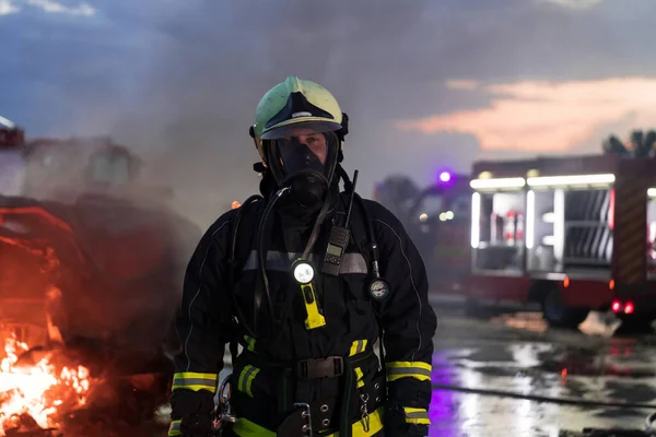 Egy Hős Tűzoltó Portréja Védőruhában Tűzoltó Tűzoltóságon Kiváló Minőségű Fénykép — Stock Fotó