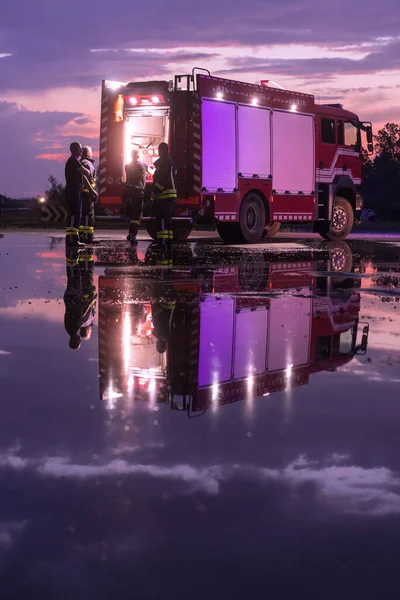 Fire Truck Emergency Vehicle Firefighting Apparatus Water Lives Suppress Wildfire — Stock Photo, Image