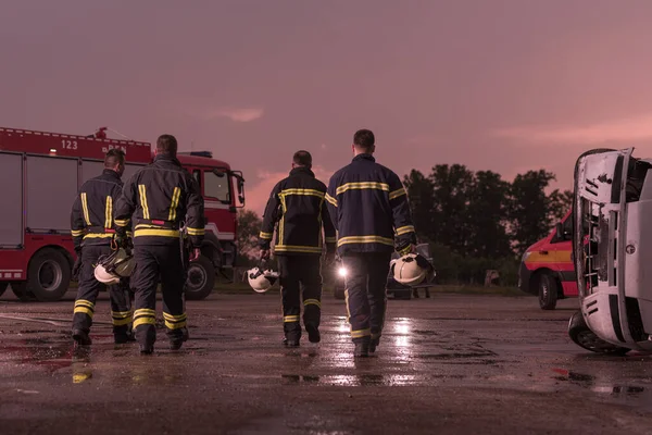 Γενναία Ομάδα Πυροσβεστών Περπάτημα Μετά Τέλος Διασώστες Και Πυροσβέστες Ομάδα — Φωτογραφία Αρχείου