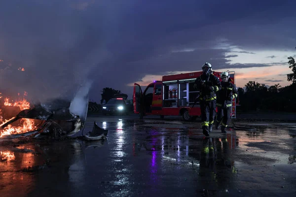 消防士は火の炎と戦い 火を拡散しないように制御します 消防産業と公共の安全の概念 交通事故や車の事故救助とヘルプアクション — ストック写真