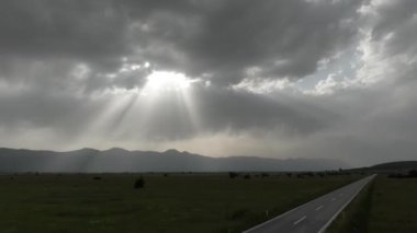 Yaz bulutlu bir günde güzel bir çayır doğasında boş bir kır yolunun hava görüntüsü.. 