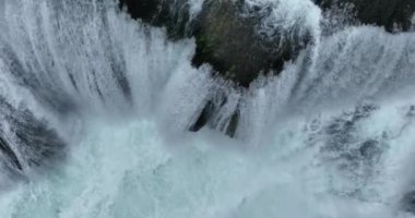 Bosna-Hersek 'te büyük bir şelaleyle vahşi nehrin destansı görüntüsünü oluşturan şaşırtıcı yavaş çekim. Kristal berrak içme suyu güzel şelale bulutlu yaz gününde.