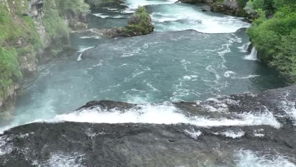 Bosna Hersek Büyük Bir Şelaleyle Vahşi Nehrin Destansı Görüntüsünü Oluşturan — Stok video