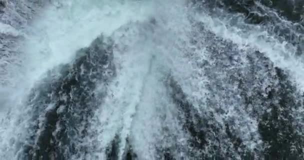 ボスニア ヘルツェゴビナで巨大な滝と野生の川の壮大な空中ショットを確立する見事な遅い動き 曇り空の夏の日にクリスタルクリア新鮮な飲料水の美しい滝 — ストック動画