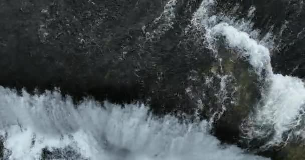Lenyűgöző Lassított Felvétel Amely Hatalmas Vízeséssel Készült Vadfolyóról Bosznia Hercegovinában — Stock videók