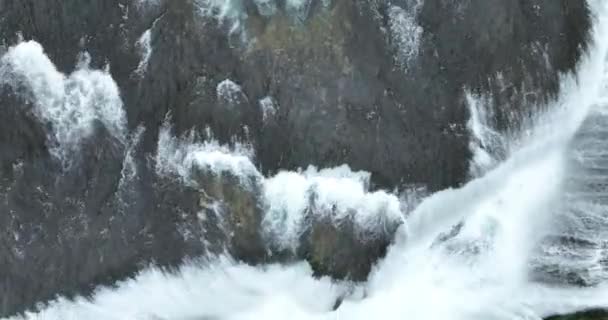 Atemberaubende Zeitlupe Die Epische Luftaufnahmen Eines Wilden Flusses Mit Einem — Stockvideo