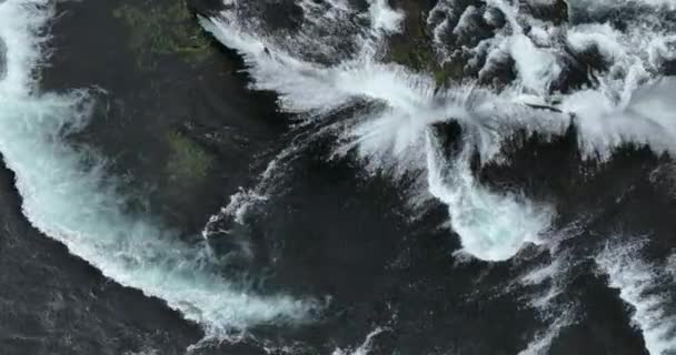 在波斯尼亚和黑塞哥维那 建立具有巨大瀑布的野生河流史诗式空中拍摄技术的缓慢动作令人生厌 清澈清澈的淡水美丽的瀑布在多云的夏日 — 图库视频影像