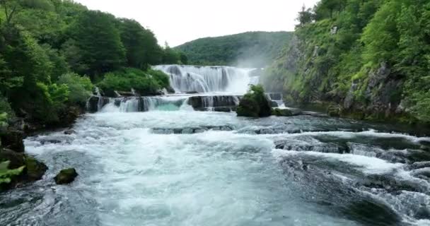 Lenyűgöző Lassított Felvétel Amely Hatalmas Vízeséssel Készült Vadfolyóról Bosznia Hercegovinában — Stock videók