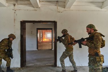  Bir grup profesyonel asker tehlikeli bir binada yangınla çevrili tehlikeli bir kurtarma operasyonunu cesurca gerçekleştirdi.
