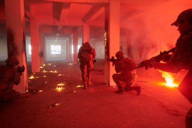  Bir grup profesyonel asker tehlikeli bir binada yangınla çevrili tehlikeli bir kurtarma operasyonunu cesurca gerçekleştirdi.