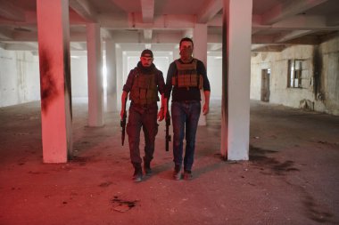 Terk edilmiş bir bina, işgal altındaki bölgelerini silah ve askeri teçhizatla şiddetle koruyan teröristler için sığınak görevi görüyor.. 