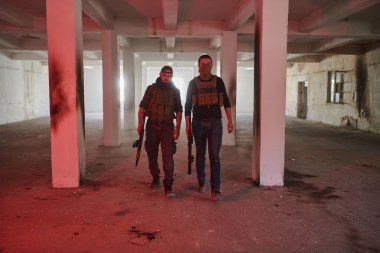 Terk edilmiş bir bina, işgal altındaki bölgelerini silah ve askeri teçhizatla şiddetle koruyan teröristler için sığınak görevi görüyor.. 
